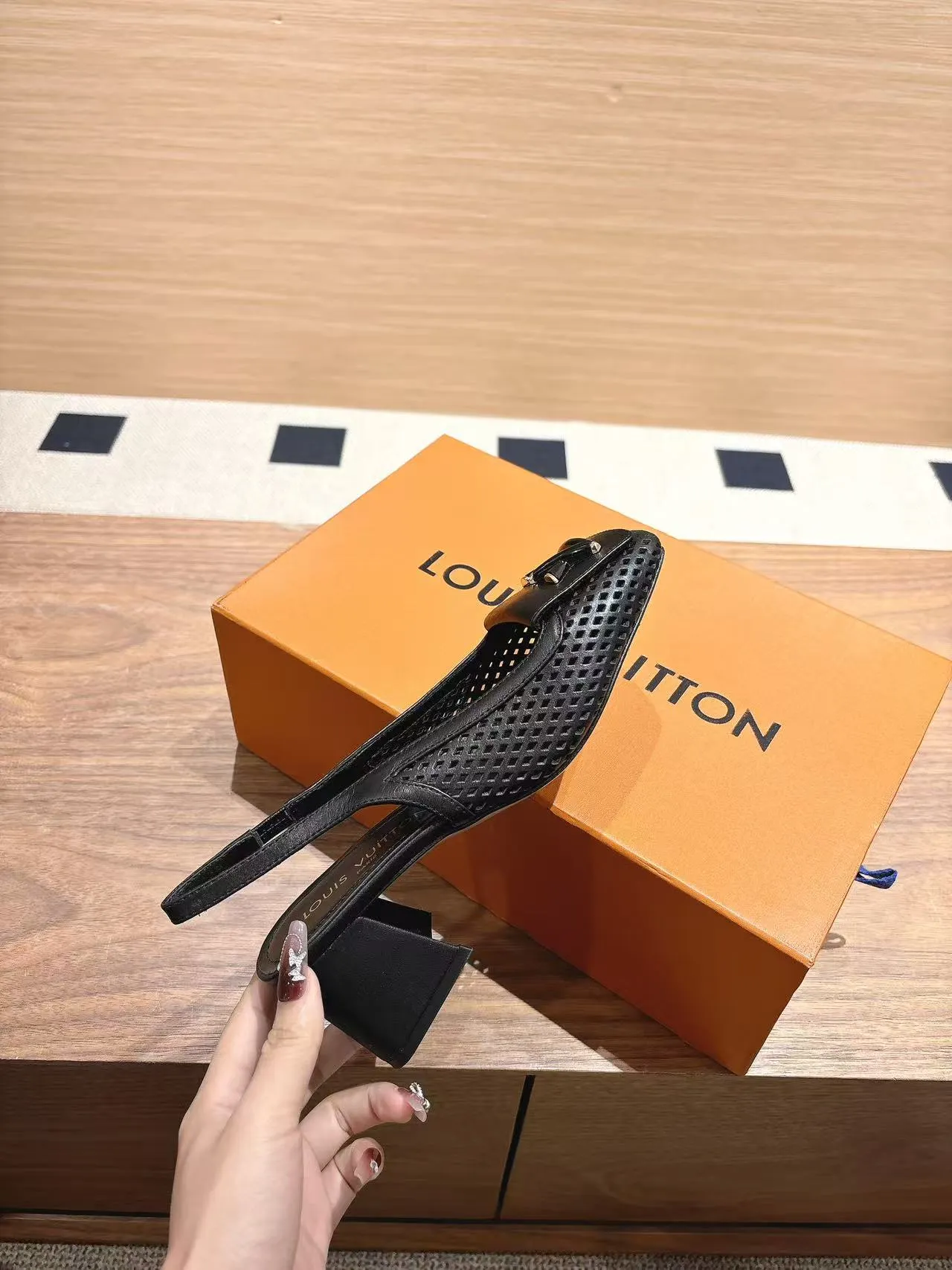 👟👟Ex-factory price 600👟👟 LV Louis Vuitton 25ss top version. Features the latest SHAKE hollow slingback sandals. Hard goods are new. Purchasing level! Full of high-end sense! A popular one among domestic and foreign bloggers. It is retro and fashionable and looks great on the feet! The main model on the official website. Upper: original customized cowhide surface. Lining: imported goatskin lining. ·Outsole: original Italian leather outsole ■Height: 3.5cm5.5cm ·Shoe size: 35-40 (41, 42 customizations are not returnable)